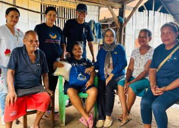 Ketua DPD Partai NasDem Lembata Yuni Damayanti bersama jajaran pengurus DPD menyerahkan bantuan kepada salah satu penyandang disabilitas di Kota Lewoleba, Senin, 10 November 2025.