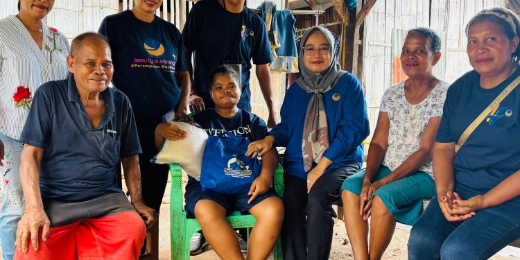 Ketua DPD Partai NasDem Lembata Yuni Damayanti bersama jajaran pengurus DPD menyerahkan bantuan kepada salah satu penyandang disabilitas di Kota Lewoleba, Senin, 10 November 2025.