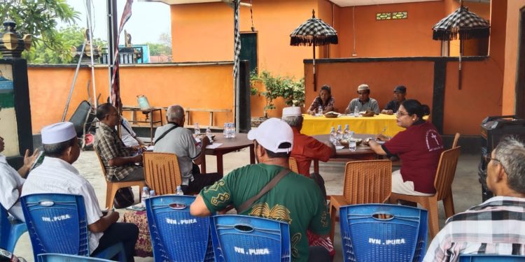Koordinator, H Mansyur Masan Purab dan Ketua Panitia, Karolus Kumbala memimpin rapat persiapan dan seluruh paguyuban yang diundang menyatakan dukungan untuk mengikuti kegiatan mulai dari karnaval hingga pentas seni dari daerah asal.