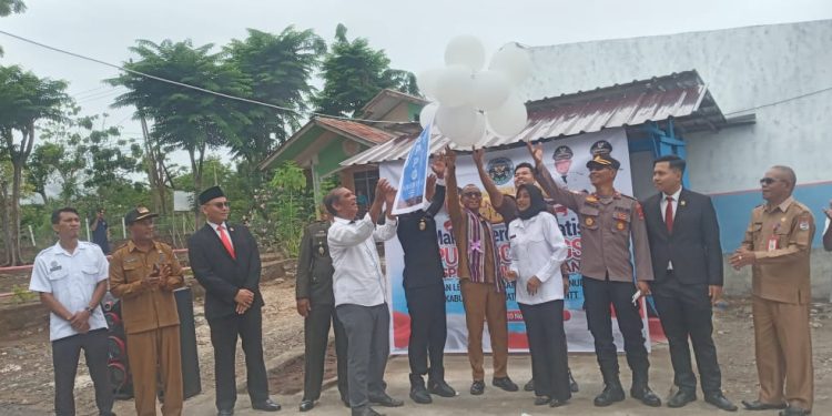 Wakil Bupati Lembata Muhamad Nasir bersama Asisten 3 Sekda Lembata Mans Dai yang mewakili Bupati Lembata dan pengelola Dapur Longser Yohanes Vianey Burin melepas balon menandai peluncuran Dapur 02 Nubatukan.