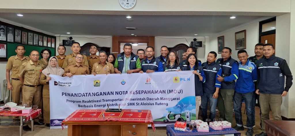 Pelaksanaan penandatangan MoU bersama Pemda Manggarai. Foto bersama usai penandatanganan kerja sama.