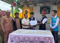 Penyerahan simbolis bantuan program TJSL PLN UIP Nusra berupa 200 lembar seng yang diserahkan Bupati Ngada Raymundus Bena didampingi Kepala Teknik Panas Bumi Adrys AS Silaban kepada Kepala Desa Ulubelu, Piue Florianus Watu