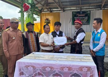 Penyerahan simbolis bantuan program TJSL PLN UIP Nusra berupa 200 lembar seng yang diserahkan Bupati Ngada Raymundus Bena didampingi Kepala Teknik Panas Bumi Adrys AS Silaban kepada Kepala Desa Ulubelu, Piue Florianus Watu