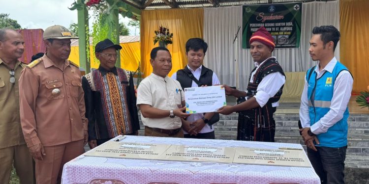 Penyerahan simbolis bantuan program TJSL PLN UIP Nusra berupa 200 lembar seng yang diserahkan Bupati Ngada Raymundus Bena didampingi Kepala Teknik Panas Bumi Adrys AS Silaban kepada Kepala Desa Ulubelu, Piue Florianus Watu