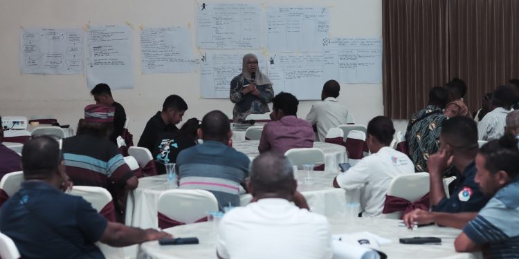 Megawati, Evacy Specialist Yayasan Plan Internasional Indonesia memberikan respons atas hasil diskusi setiap desa sekaligus menutup sesi diskusi di Palm Indah Hotel, Lewoleba, Jumat, 21 November 2025.