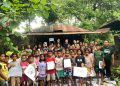 Para volunteer asing foto bersama anak-anak Kolimasan di Pondok Atakiwan, Adonara, Flores Timur usai pembelajaran.