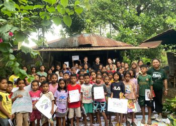 Para volunteer asing foto bersama anak-anak Kolimasan di Pondok Atakiwan, Adonara, Flores Timur usai pembelajaran.