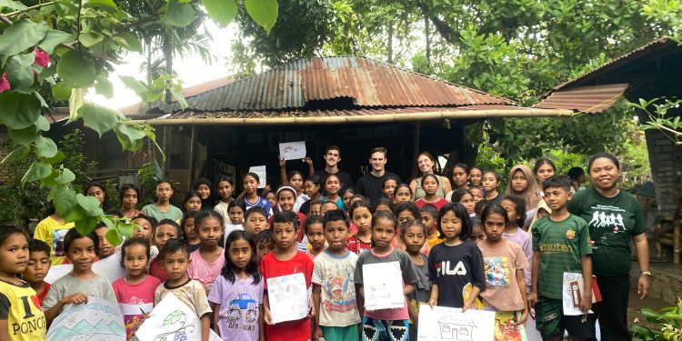 Para volunteer asing foto bersama anak-anak Kolimasan di Pondok Atakiwan, Adonara, Flores Timur usai pembelajaran.