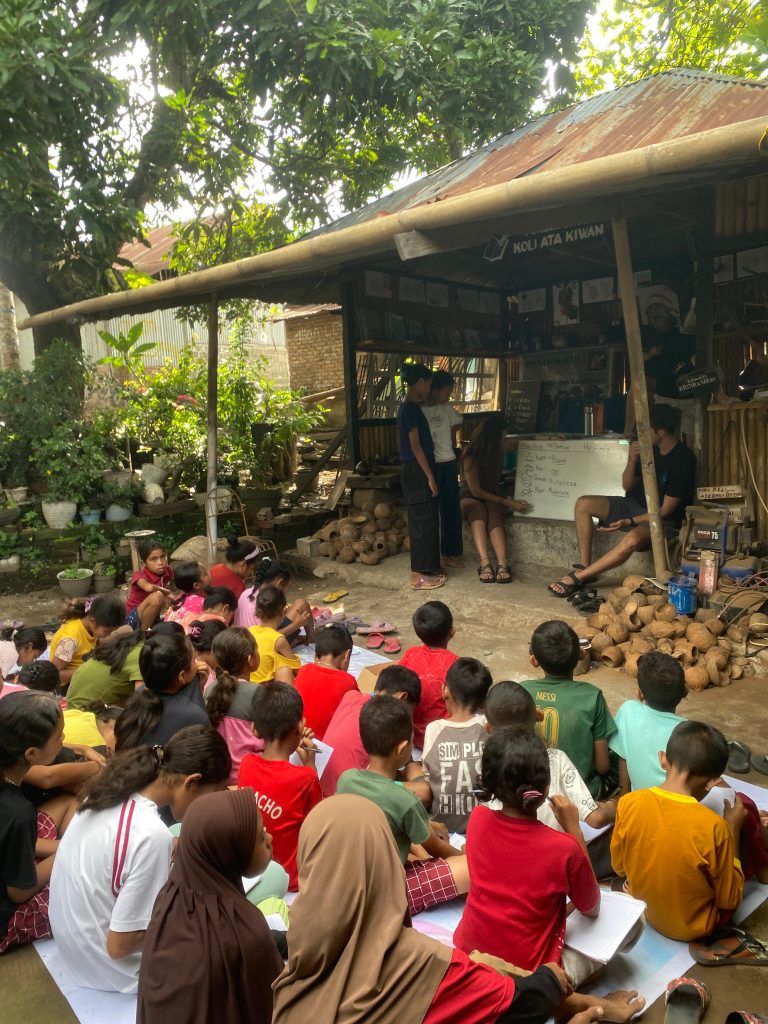 Para volunteer asing yang didatangkan Komunitas Taman Daun Lembata sedang mengajar bahasa Inggris kepada anak-anak di Pondok Atakiwan, Kolimasan, Adonara, Flores Timur.