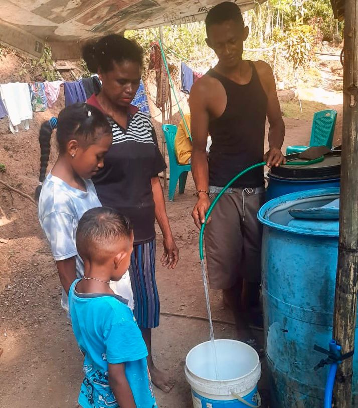 Masyarakat mengambil air setelah PLN UIP Nusra, Yayasan Papah dan Pemdes Nubahaeraka melakukan perbaikan jaringan.