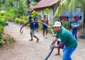 PLN UIP Nusra, Yayasan Papha, dan Pemerintah Desa bergotong royong melakukan pembersihan jalur pipa, pengelasan pipa yang patah, memperkuat topang pipa, serta membenahi mesin diesel dan aki pompa air.