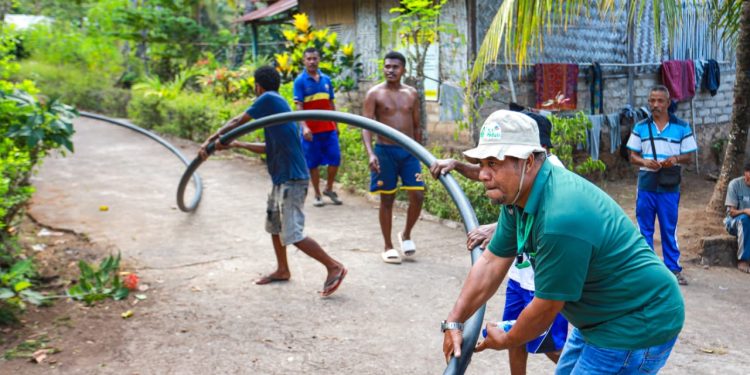 PLN UIP Nusra, Yayasan Papha, dan Pemerintah Desa bergotong royong melakukan pembersihan jalur pipa, pengelasan pipa yang patah, memperkuat topang pipa, serta membenahi mesin diesel dan aki pompa air.