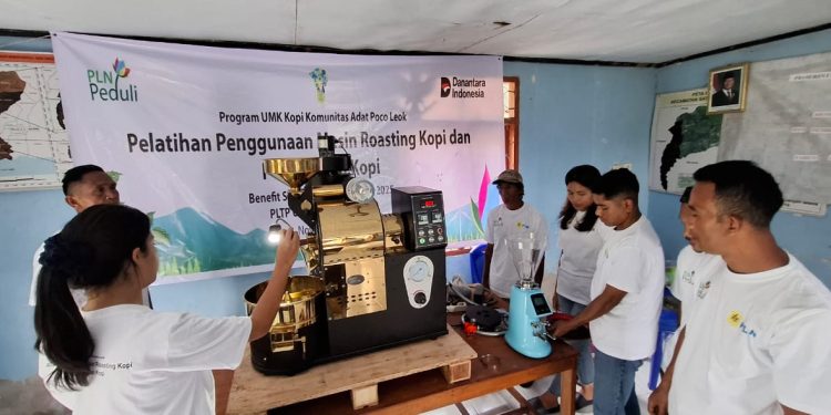 PT PLN UIP Nusra memberikan pelatihan penggunaan mesin roasting dan pengolahan kopi yang digelar di Desa Wewo, Kecamatan Satar Mese, Kabupaten Manggarai, NTT, pada 19–20 November 2025.