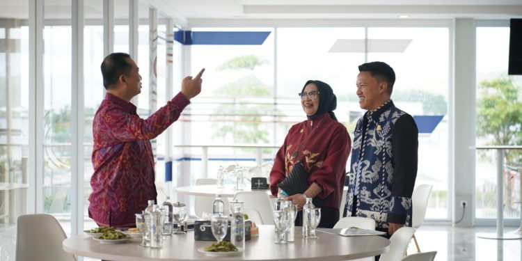 Gubernur NTB, Lalu Muhammad Iqbal, didampingi GM PT PLN (Persero) UIP Nusra, Rizki Aftarianto, dan GM PT PLN (Persero) UIW NTB, Sri Heni Purwanti, menghadiri acara penandatanganan MoU KR-BNN