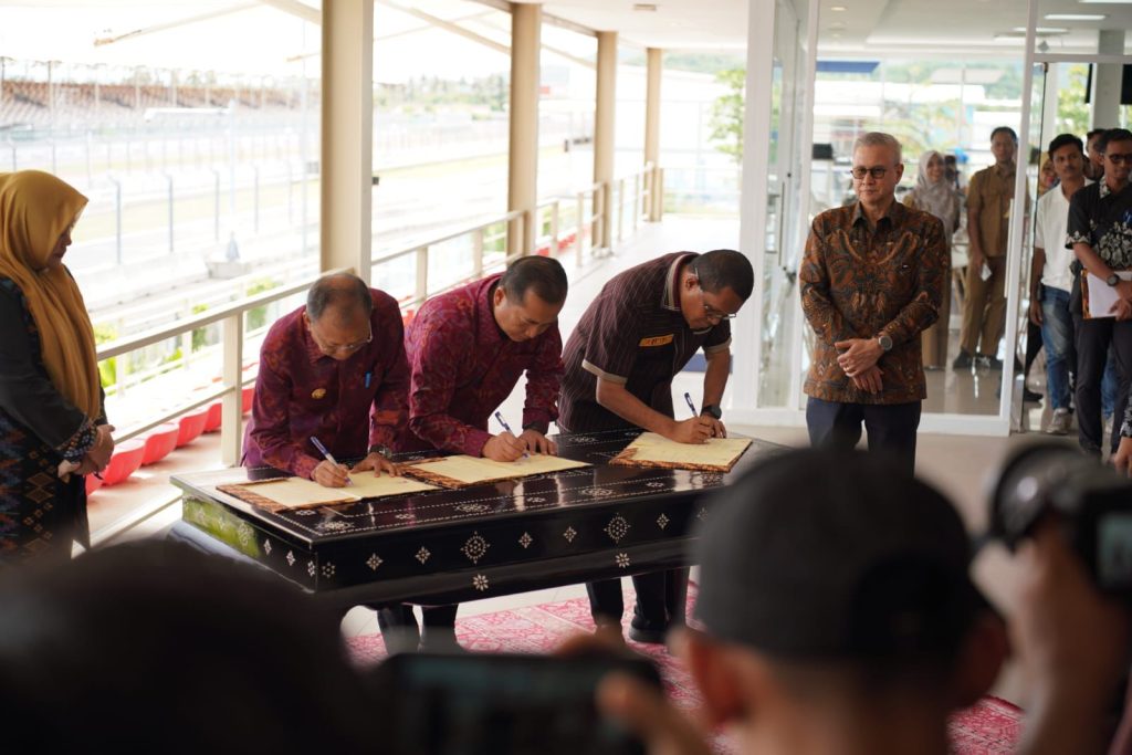 Penandatanganan Nota Kesepahaman dan foto bersama Gubernur Bali, I Wayan Koster, Gubernur NTB, Lalu Muhammad Iqbal, dan Gubernur NTT, Emanuel Melki Laka Lena, dalam agenda kerja sama BNN.