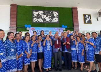 Bupati Lembata Kanis Tuaq foto bersama jajaran pengurus Persagi Lembata usai membuka Musda V Persagi di Ballroom Olimpic, Lewoleba, Kamis, 27 November 2025.