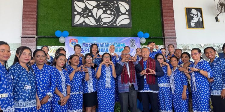 Bupati Lembata Kanis Tuaq foto bersama jajaran pengurus Persagi Lembata usai membuka Musda V Persagi di Ballroom Olimpic, Lewoleba, Kamis, 27 November 2025.