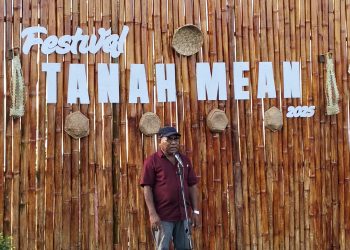 Benediktus Bedil, Direktur Barakat Lembata saat menyampaikan sambutan pada pembukaan Festival Tanah Mean di Permukiman Tanah Merah, Lembata, Jumat, 7 November 2025.