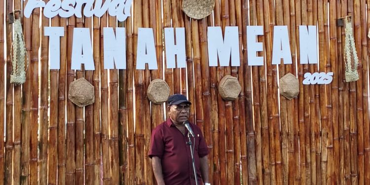 Benediktus Bedil, Direktur Barakat Lembata saat menyampaikan sambutan pada pembukaan Festival Tanah Mean di Permukiman Tanah Merah, Lembata, Jumat, 7 November 2025.
