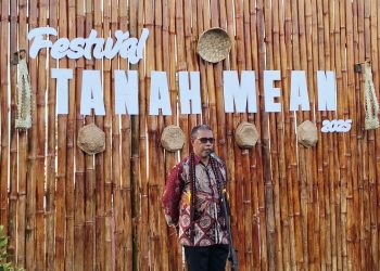 Donatus Boli Ladjar, Staf Ahli Bupati membacakan sambutan Bupati Lembata P Kanisius Tuaq saat membuka Festival Tanah Mean 2025 di permukiman Tanah Merah, Jumat, 7 November 2025.