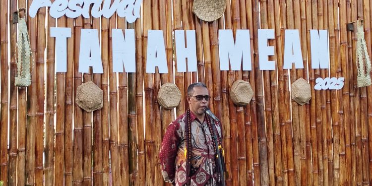 Donatus Boli Ladjar, Staf Ahli Bupati membacakan sambutan Bupati Lembata P Kanisius Tuaq saat membuka Festival Tanah Mean 2025 di permukiman Tanah Merah, Jumat, 7 November 2025.