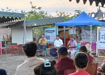 Dari kiri, Kepala Desa Waimatan Onesimus Sili Betekeneng, Kades Lamawolo Antonius Ngaji, dan Kor Sakeng, pemandu dialog saat testimoni Program DREAMS pada Festival Tanah Mean 2025 di permukiman Tanah Merah Lembata, Jumat, 7 November 2025.