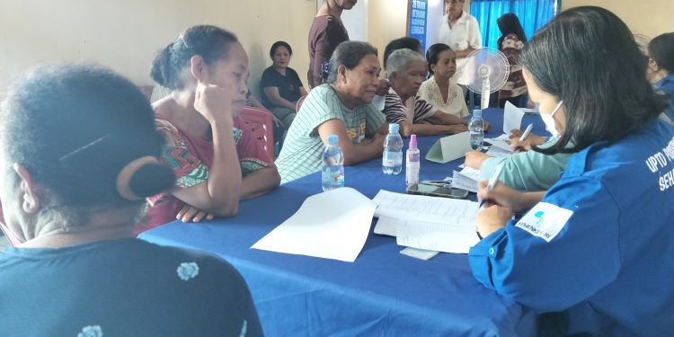 Petugas kesehatan sedang memberikan pelayanan kepada peserta pemeriksaan kesehatan gratis yang digelar DPD Partai NasDem Lembata dalam rangka HUT ke-14 Partai NasDem di sekretariat DPD NasDem Lembata, Sabtu, 8 November 2025.