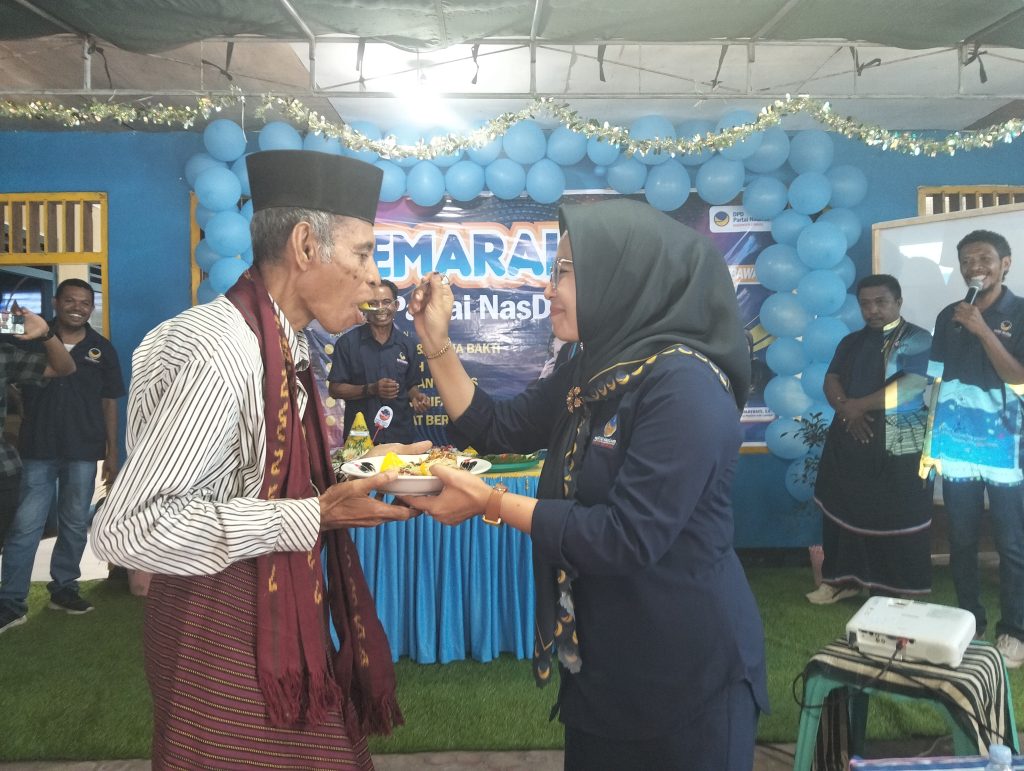 Ketua DPD Partai NasDem Lembata Yuni Damayanti menyuapi ketua pertama DPD NasDem Lembata Muhidin Ishak pada acara pemotongan tumpeng HUT ke-14 Partai NasDem di sekretariat DPD NasDem Lembata, Selasa, 11 November 2025.