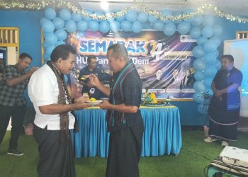 Ketua Dewan Pertimbangan DPD Partai NasDem Lembata Muhamad Nasir memotong tumpeng dan menyerahkannya kepada Lukas Lipatama Witak, perintis NasDem di Lembata. Tampak Muhamad Nasir menyuapi Lukas Lipatama Witak pada acara puncak HUT Partai NasDem di sekretariat DPD NasDem Lembata, Selasa, 11 November 2025.