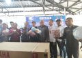 Bupati Lembata P Kanisius Tuaq bersama kelompok nelayan penerima bantuan memegang sejumlah alat penangkapan ikan bantuan aspirasi Wakil Ketua Komisi IV DPR RI Fraksi PAN Ahmad Yohan saat penyerahan di TPI Lewoleba, Jumat, 28 November 2025.