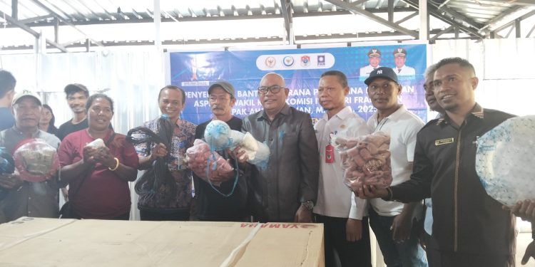 Bupati Lembata P Kanisius Tuaq bersama kelompok nelayan penerima bantuan memegang sejumlah alat penangkapan ikan bantuan aspirasi Wakil Ketua Komisi IV DPR RI Fraksi PAN Ahmad Yohan saat penyerahan di TPI Lewoleba, Jumat, 28 November 2025.