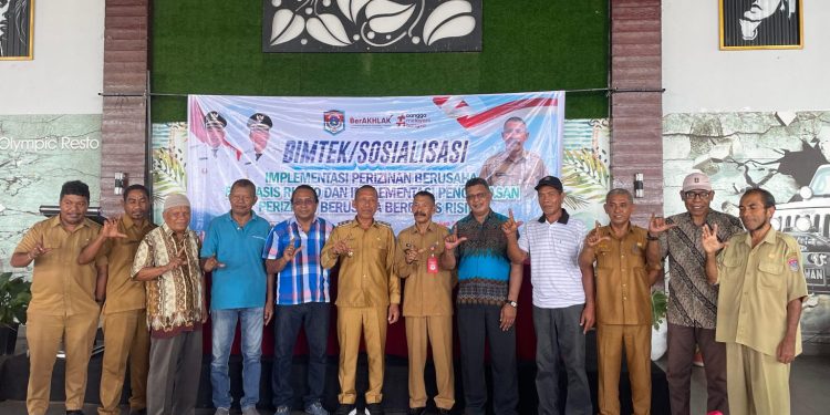 Wakil Bupati Lembata Muhamad Nasir foto bersama usai membuka Bimtek Implementasi Perizinan Berusaha Berbasis Risiko dan Pengawasan Berbasis Risiko melalui Online Single Submission Risk Based Approach (OSS-RBA) di Ballroom Olympic, Senin 24 November 2025.