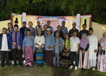 Tokoh lintas agama dan FKUB Lembata foto bersama di Taman Kota Swaolsa Titen usai karnaval budaya yang digelar FKUB dalam rangka memperingati Hari Toleransi Internasional, Minggu, 16 November 2025.