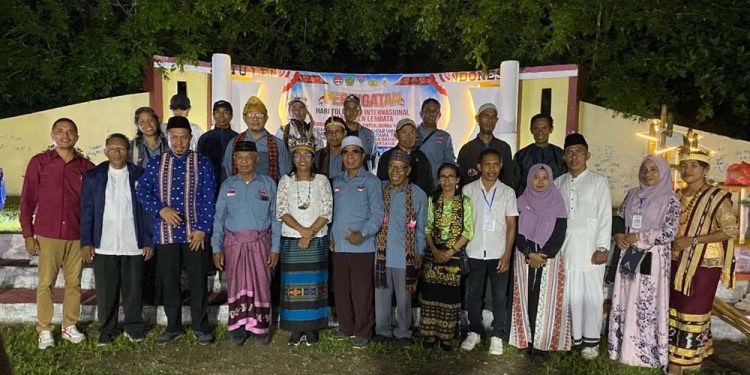 Tokoh lintas agama dan FKUB Lembata foto bersama di Taman Kota Swaolsa Titen usai karnaval budaya yang digelar FKUB dalam rangka memperingati Hari Toleransi Internasional, Minggu, 16 November 2025.