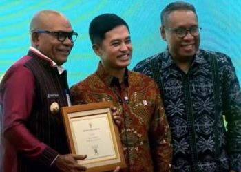Bupati Lembata P Kanisius Tuaq didampingi Kadis Kesehatan dr Geril Huarnoning menerima menerima penghargaan dari Kementerian Kesehatan RI atas pencapaian intervensi spesifik penurunan stunting untuk kategori Regional III.