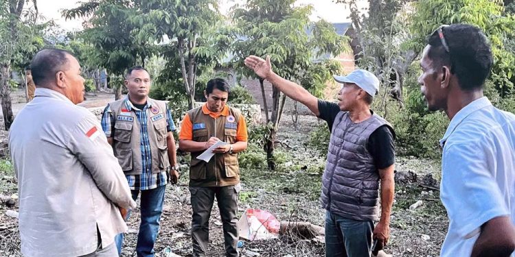 Wakil Bupati Lembata Muhamad Nasir didampingi tim dari BNPB dan BPBD meninjau lokasi pembangunan sumur bor di Permukiman Podu dan Tagawiti, Selasa, 25 November 2025.