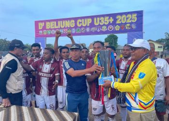 Bupati Lembata P Kanisius Tuaq dan Wakil Bupati Lembata Muhamad Nasir mengangkat trophy D'Bliung Cup sebelum diserahkan kepada sang juara Apebuan Adonara usai laga final Legend Lembata vs Apebuan Adonara yang dimenangkan Apebuan Adonara dengan skor 4-2.