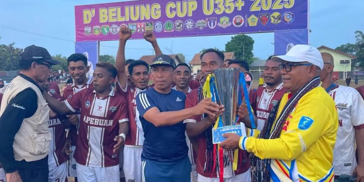 Bupati Lembata P Kanisius Tuaq dan Wakil Bupati Lembata Muhamad Nasir mengangkat trophy D'Bliung Cup sebelum diserahkan kepada sang juara Apebuan Adonara usai laga final Legend Lembata vs Apebuan Adonara yang dimenangkan Apebuan Adonara dengan skor 4-2.