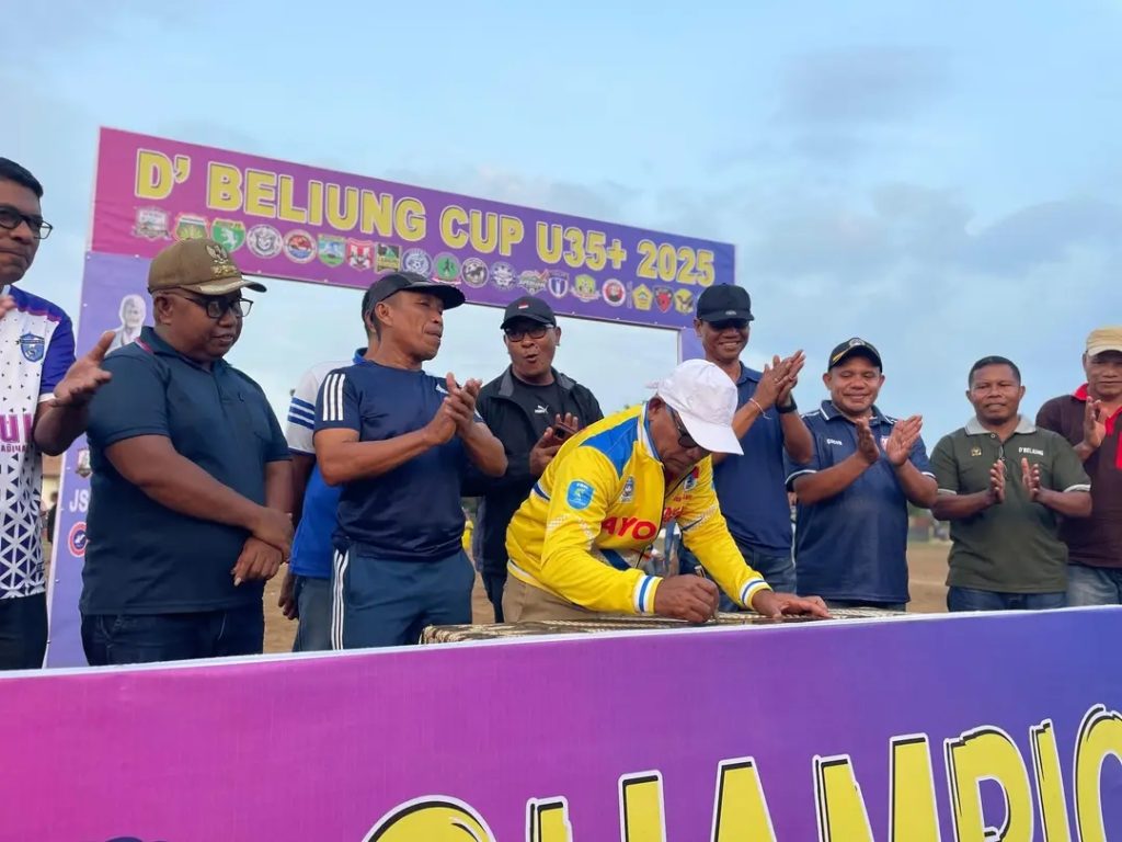Bupati Lembata P Kanisius Tuaq menandatangani prasasti peresmian Stadion D'Beliung di Desa Kolipadan, Kecamatan Ile Ape.