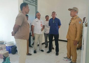 Wakil Bupati Lembata Muhamad Nasir didampingi Kepala Dinas Pendidikan Wenseslaus Ose Pukan meninjau proyek pembangunan di SMPS Anugerah Kasih dan SMPS St. Gregorius di Kota Lewoleba, serta SDN Buriwutun di Kecamatan Buyasuri, Senin, 1 Desember 2025.