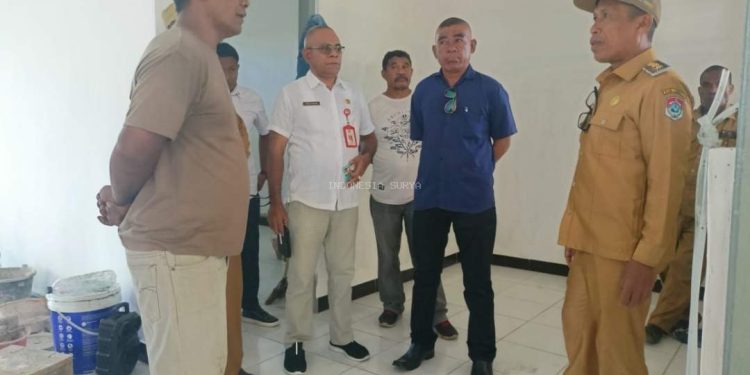 Wakil Bupati Lembata Muhamad Nasir didampingi Kepala Dinas Pendidikan Wenseslaus Ose Pukan meninjau proyek pembangunan di SMPS Anugerah Kasih dan SMPS St. Gregorius di Kota Lewoleba, serta SDN Buriwutun di Kecamatan Buyasuri, Senin, 1 Desember 2025.