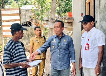 Wakil Bupati Lembata Muhamad Nasir didampingi Kepala Dinas Pendidikan Kabupaten Lembata Wenseslaus Ose, Inspektorat Patrisius Ujan, dan Kabid Teknis PUPR Petrus P. Koli, Wabup Nasir meninjau tiga proyek peningkatan sarana pendidikan yang sedang berlangsung di Buyasuri pada Senin, 1 Desember 2025.