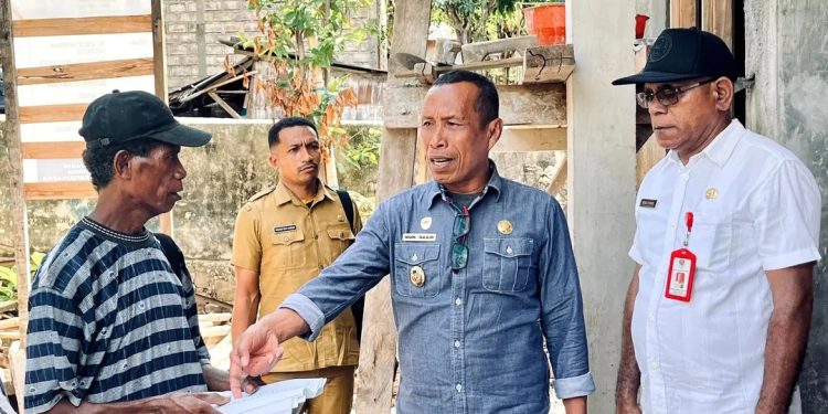 Wakil Bupati Lembata Muhamad Nasir didampingi Kepala Dinas Pendidikan Kabupaten Lembata Wenseslaus Ose, Inspektorat Patrisius Ujan, dan Kabid Teknis PUPR Petrus P. Koli, Wabup Nasir meninjau tiga proyek peningkatan sarana pendidikan yang sedang berlangsung di Buyasuri pada Senin, 1 Desember 2025.
