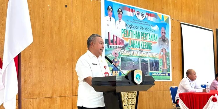 Asisten 1 Sekda Lembata Quintus Irenius Suciadi membuka kegiatan pelatihan pengolahan lahan kering untuk pekerja purnamigran Indonesia di aula Anton Enga Tifaona, Rabu, 3 Desember 2025.