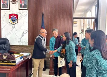 Bupati Lembata P Kanisius Tuaq didampingi Ketua Tim Penggerak PKK Kabupaten Lembata Ursula S Bayo menerima Tim Supervisi PKK Provinsi NTT di ruang kerja Bupati Lembata, Kamis, 4 Desember 2025.