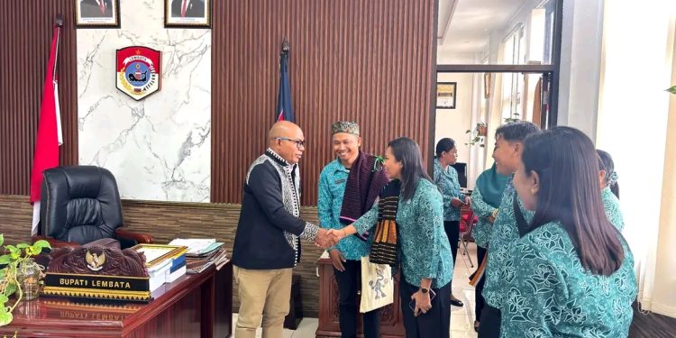 Bupati Lembata P Kanisius Tuaq didampingi Ketua Tim Penggerak PKK Kabupaten Lembata Ursula S Bayo menerima Tim Supervisi PKK Provinsi NTT di ruang kerja Bupati Lembata, Kamis, 4 Desember 2025.