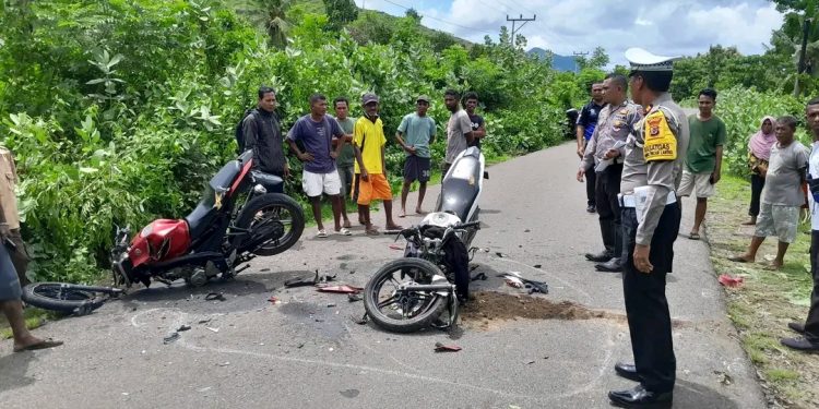 Kecelakaan lalulintas terjadi di ruas jalan Loang-Babokerong, Jumat, 5 Desember 2025. Tabrakan antara sepeda motor Yamaha Vixion itu menewaskan dua pengendara.