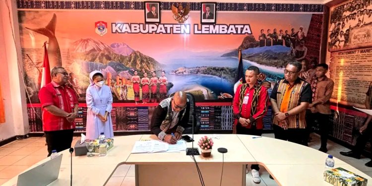 Bupati Lembata P Kanisius Tuaq menandatangani komitmen kerja sama layanan kesehatan antara Pemerintah dengan Rumah Sakit Damian Lewoleba.