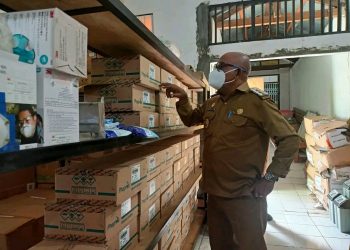 Bupati Lembata P Kanisius Tuaq pada Senin, 8 Desember 2025 memeriksa ketersediaan obat-obatan di gudang obat Dinas Kesehatan untuk memastikan ketersediaan obat-obatan di akhir dan awal tahun.
