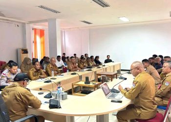 Bupati Lembata P Kanisius Tuaq menerima para kepala desa yang tergabung dalam forum APDESI di ruang rapat kantor Bupati Lembata, Senin, 8 Desember 2025.